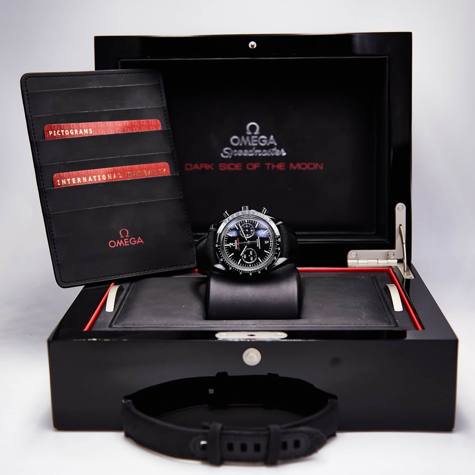 Omega Speedmaster ‘Dark Side of the Moon’ (311.92.44.51.01.003)